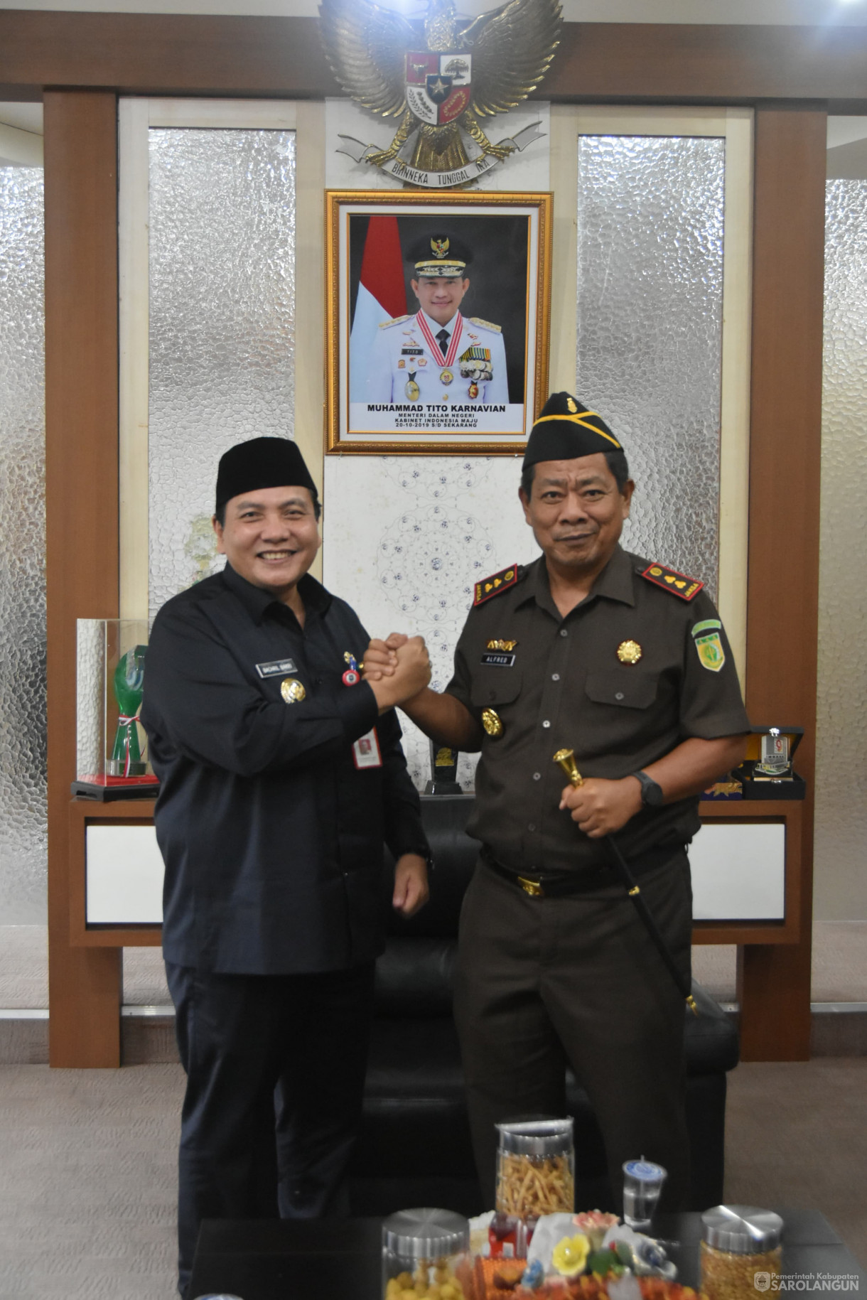 24 Juni 2024 - Penandatangan Berita Acara Penyerahan Hibah Dana, Transfer Dana Penyerahan SP2D Pilkada Serentak Tahun 2024, Bertempat Di Ruang Kerja Bupati Sarolangun