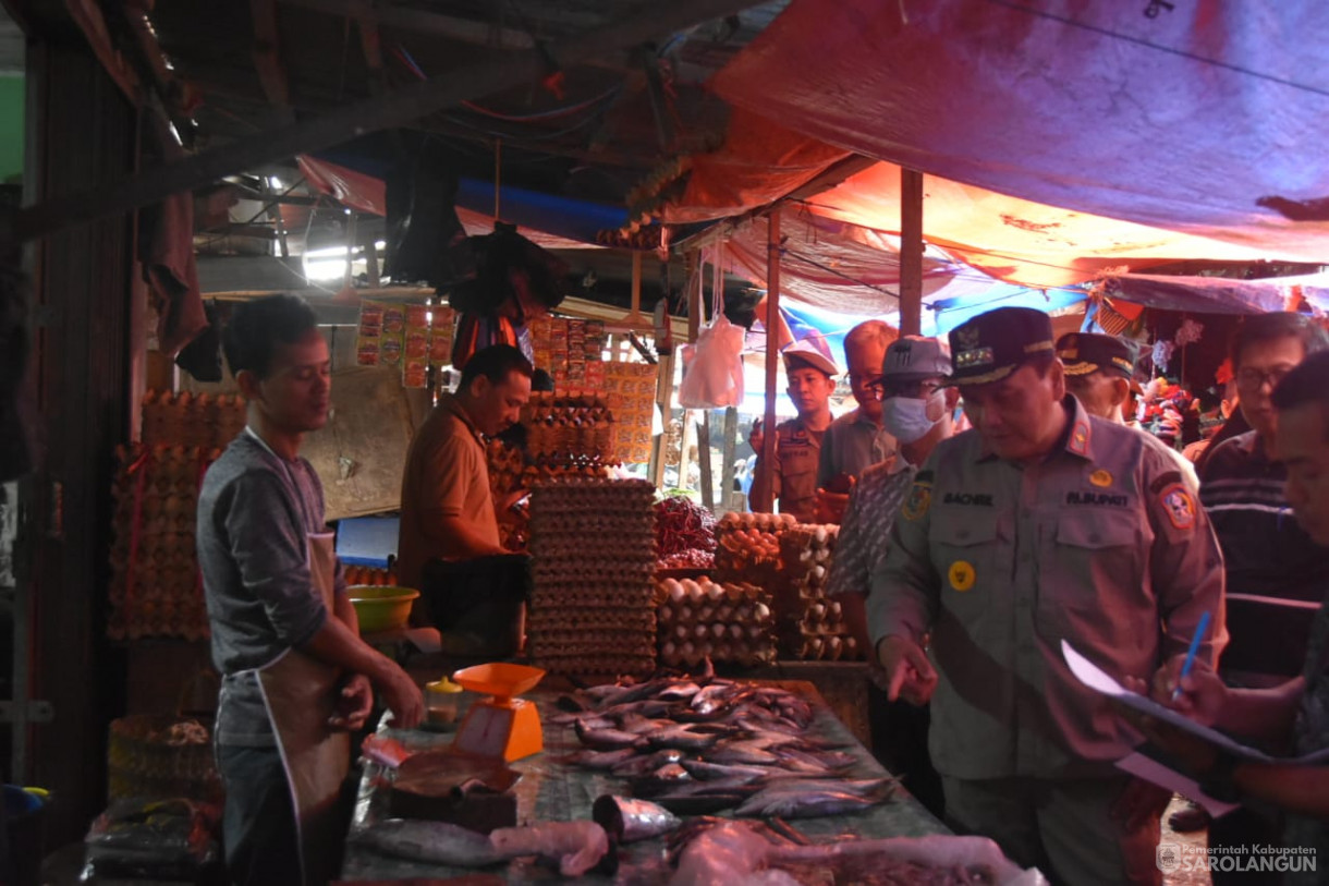 22 September 2023 - Penjabat Bupati Sarolangun Melakukan Operasi Pasar di Pasar Atas Sarolangun