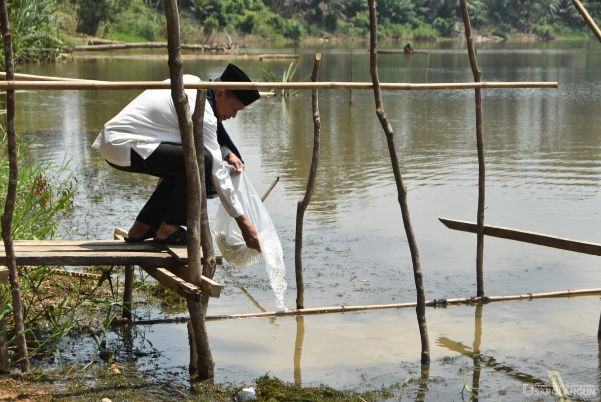 11 Oktober 2023 - Penjabat Bupati Sarolangun Bersama Forkopimda Menebar Benih Ikan Di Danau Baru Desa Lidung