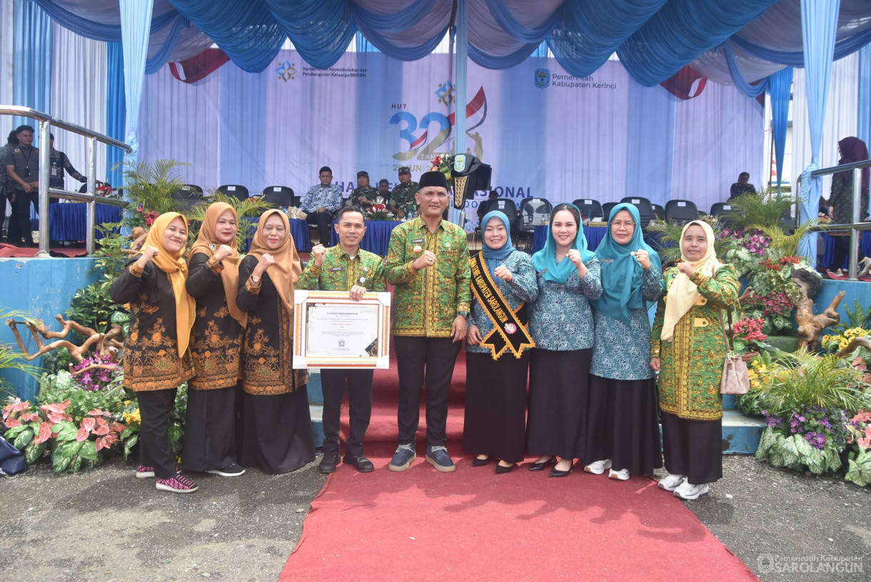 31 Juli 2025 - Peringatan Puncak Hari Keluarga Nasional Ke 32 Tingkat Provinsi Jambi Sekaligus Pengukuhan AyahBunda Genre Provinsi dan Kabupaten Kota di Halaman Kantor Bupati Kerinci