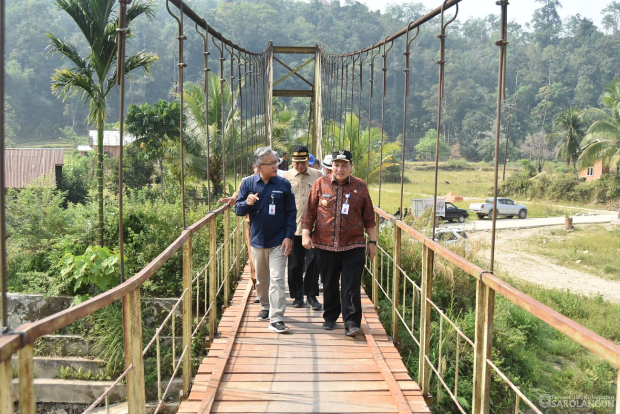 5 Oktober 2023 - Penjabat Bupati Sarolangun Melakukan Penyerahan Bantuan Pangan Berupa Beras Untuk 50 KK di Desa Paniban Baru dan Desa Bukit Berantai Kecamatan Batang Asai