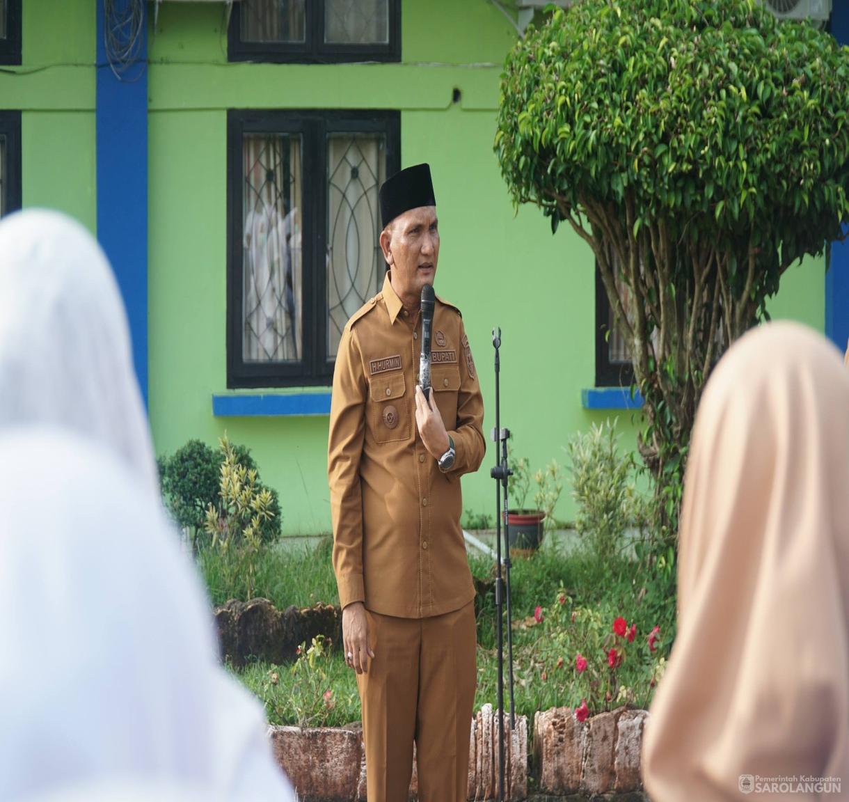 25 Mei 2026 Bupati Sarolangun Memimpin Apel Pagi di RSUD Chatib Quzwein Serta Memberikan Arahan Kepada Seluruh Pegawai Agar Terus Meningkatkan Disiplin dan Tanggung Jawab