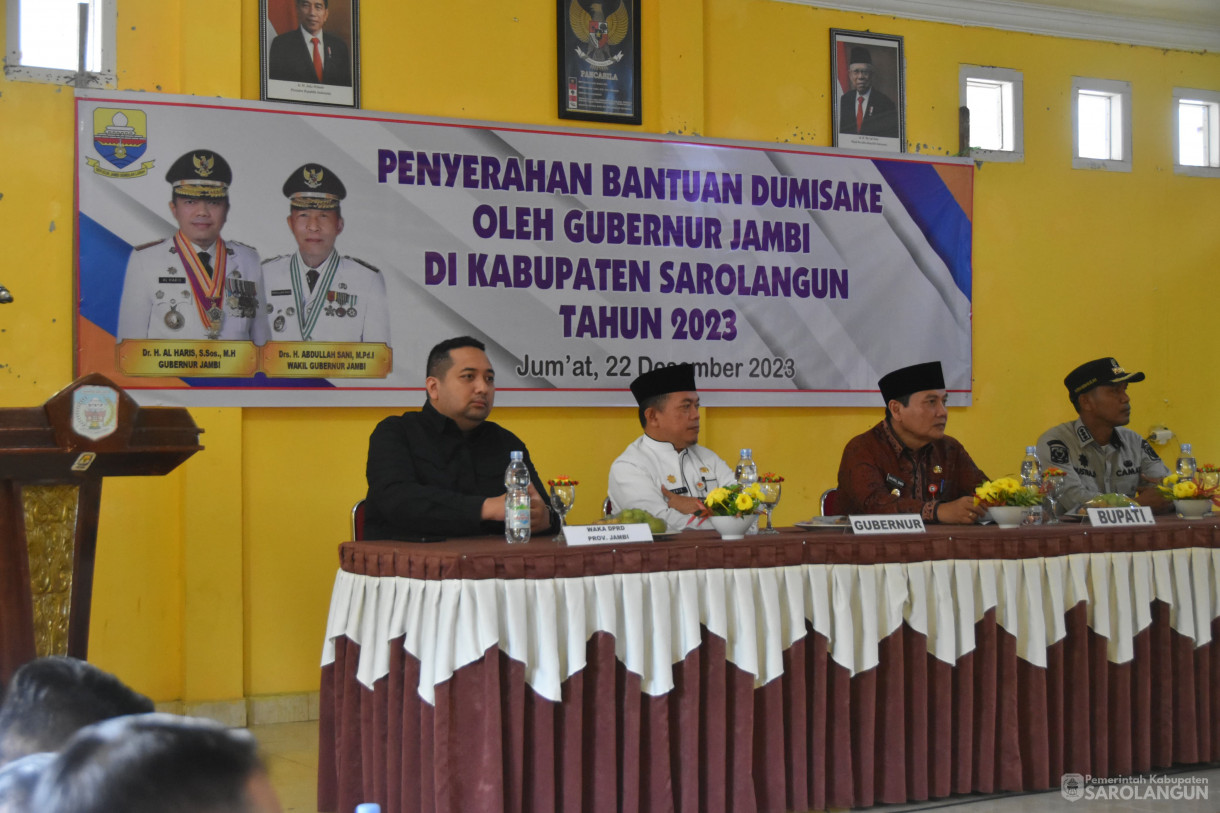 22 Desember 2023 – Penyerahan Bantuan Dumisake Oleh Gubernur Jambi Di Kabupaten Sarolangun Tahun 2023 Di Kantor Camat Sarolangun