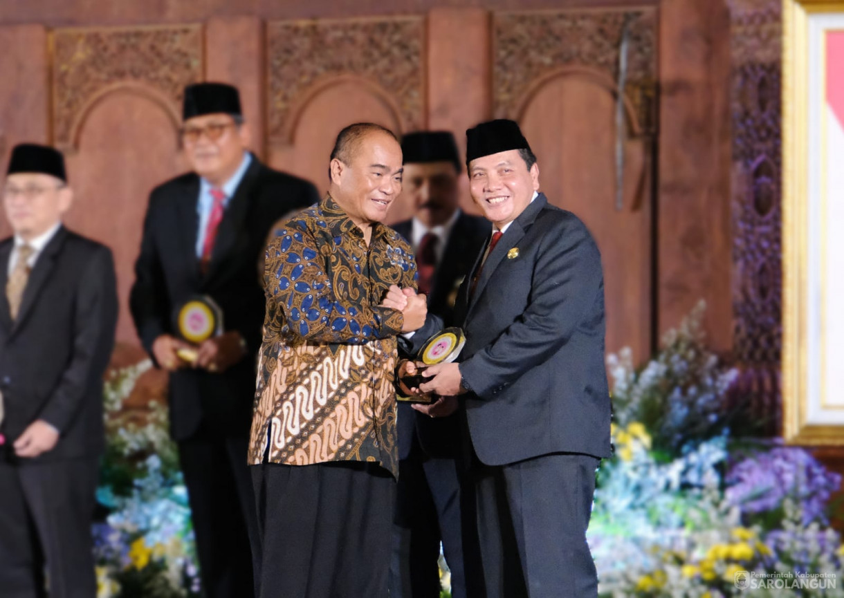 28 Juni 2024 - Penyerahan Tanda Penghargaan Program Percepatan Penurunan Stunting Berdasarkan Hasil Survei Kesehatan IndonesiaTahun 2023, Bertempat di Merapi Grand Ballroom PRPP Jawa Tengah