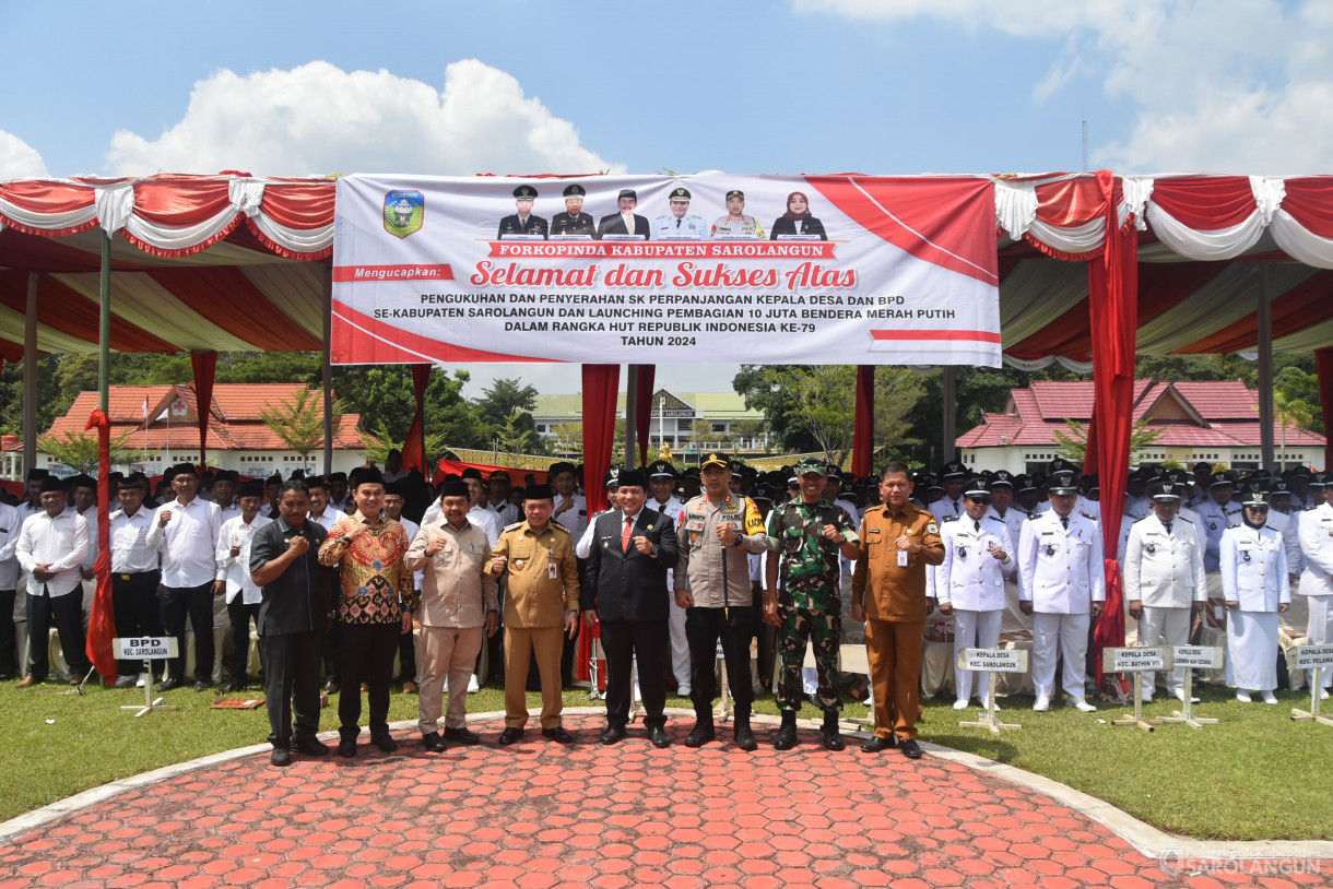 23 Juli 2024 - Pengukuhan Dan Penyerahan SK Perpanjangan Kepala Desa Dan BPD SeKabupaten Sarolangun Dan Launching Pembagian 10 Juta Bendera Merah Putih Dalam Rangka Hut Republik Indonesia Ke 79 Tahun 2024 Bertempat di Lapangan Gunung Kembang Sarolangun