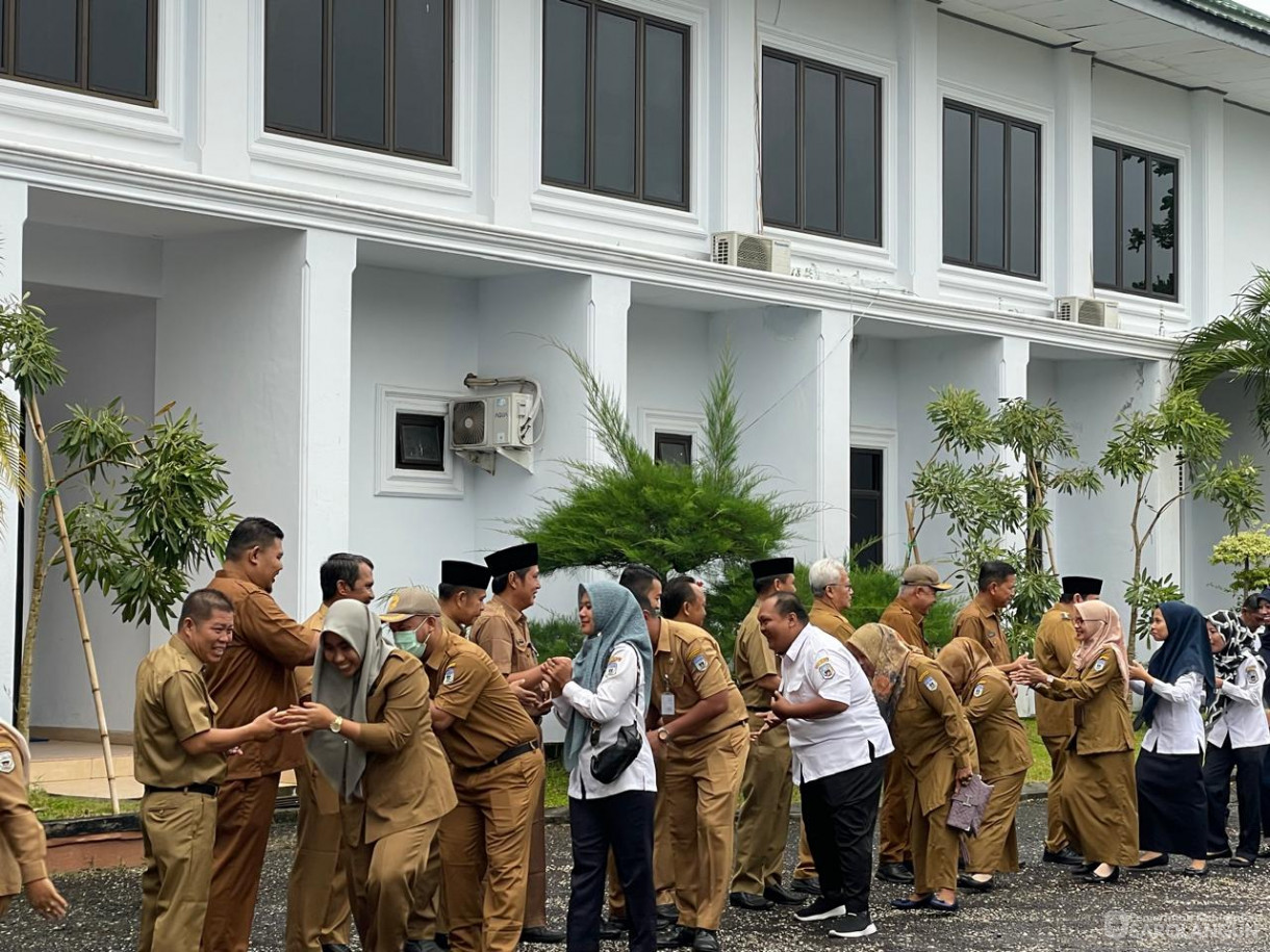 16 April 2024 - Memimpin Apel Pagi Di Lingkungan Setda Sarolangun Di Halaman Kantor Bupati Sarolangun