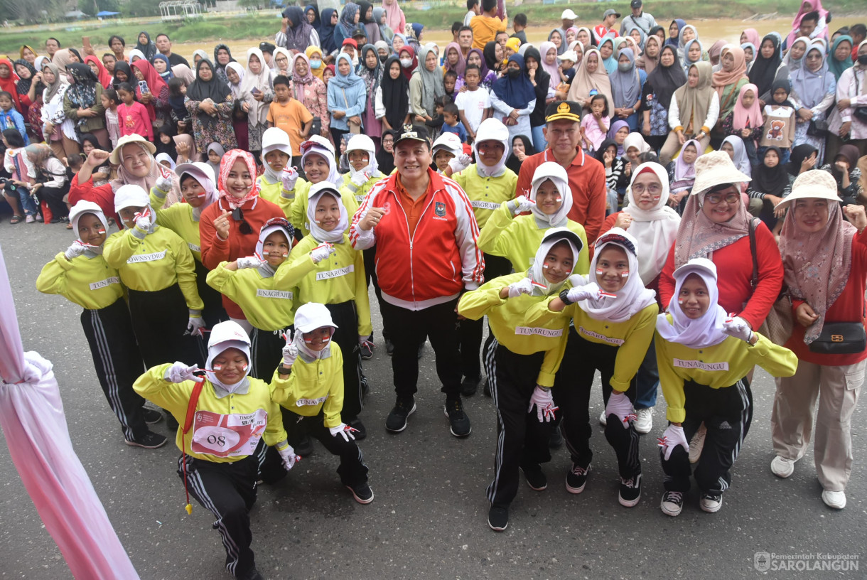15 Agustus 2024 -&nbsp;Kegiatan Gerak Jalan Memperingati Hari Kemerdekaan RI Ke 79, Bertempat di Depan Rumah Dinas Bupati Sarolangun