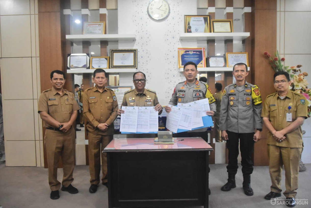 25 November 2024 - Penyerahan Hibah Kendaraan Dinas Kepada Polres Sarolangun, Bertempat di Ruang Kerja Bupati Sarolangun