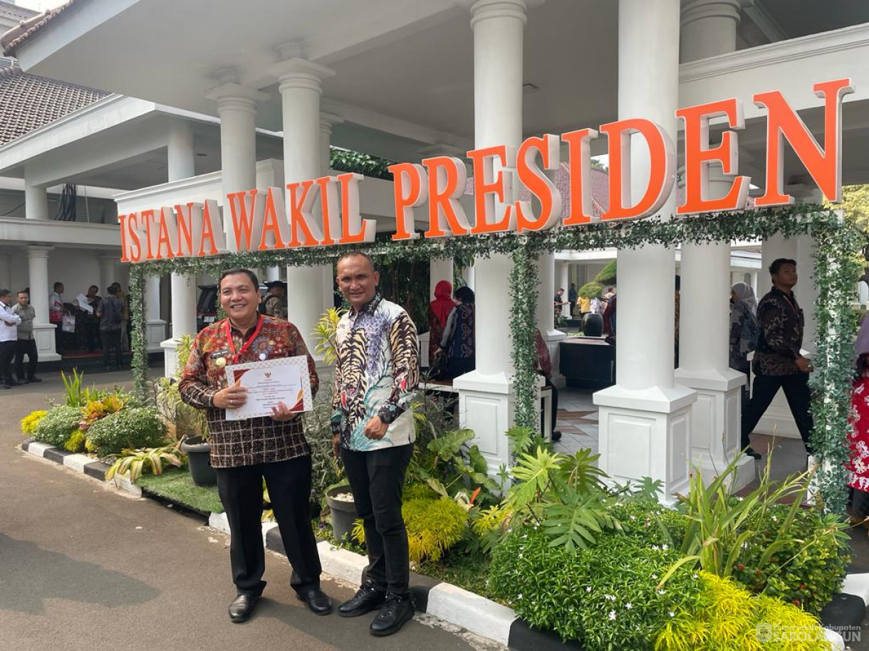 9 November 2023 - Penjabat Bupati Sarolangun Menerima Piagam Penghargaan Kinerja Dalam Upaya Percepatan Penghapusan Kemiskinan Ekstrim Oleh Wakil Presiden Republik Indonesia Di Istana Wakil Presiden Indonesia