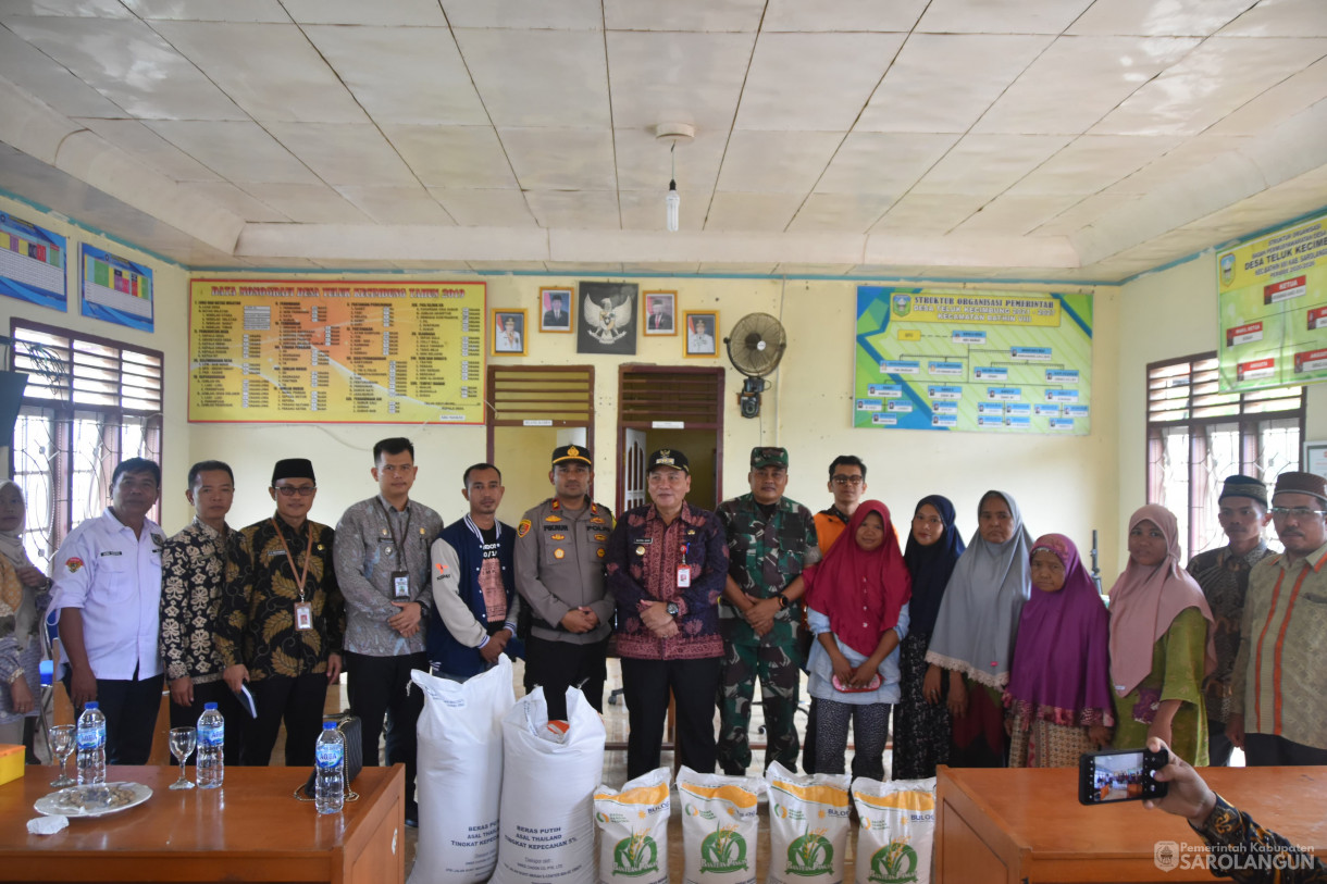 1 Februari 2024 - Penyerahan Bantuan Pasca Banjir Di Kantor Desa Teluk Kecimbung Kecamatan Bathin VIII