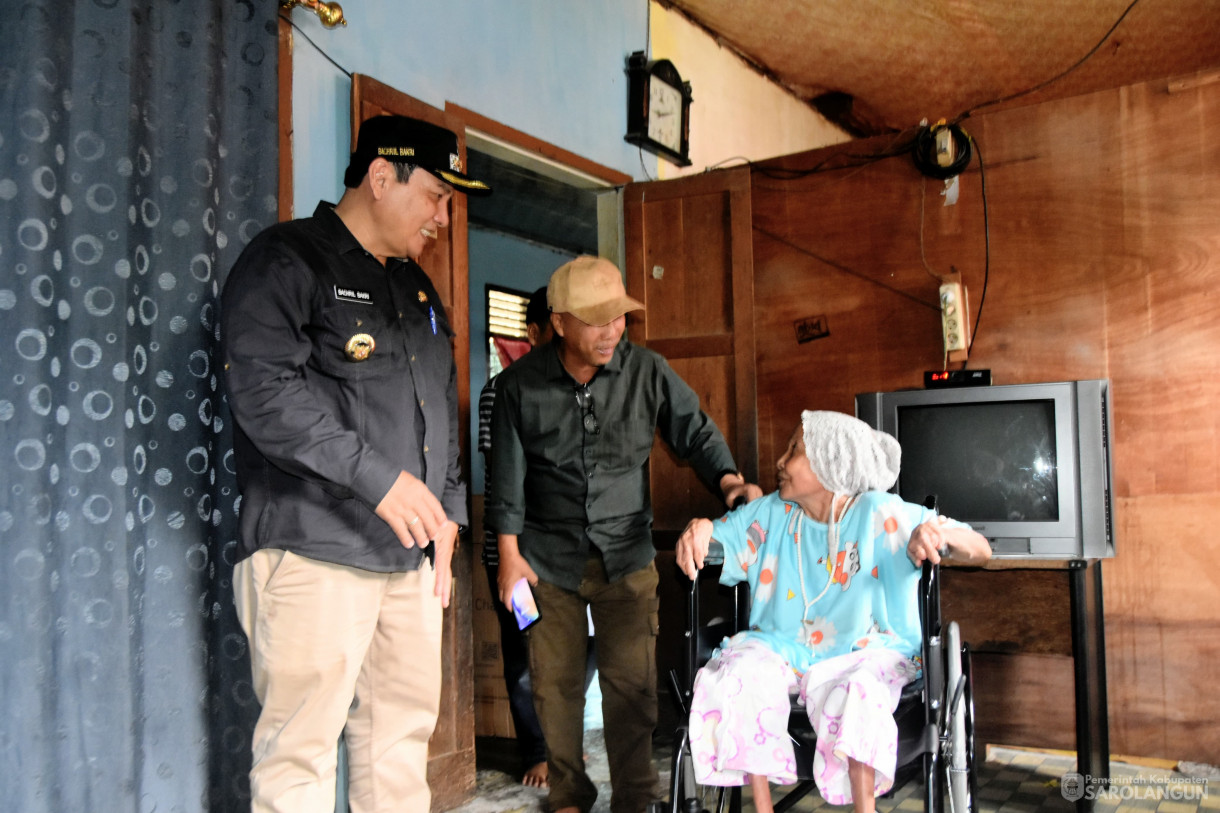 12 November 2023 - Penjabat Bupati Sarolangun Menyerahkan Bantuan Kursi Roda Kepada Penyandang Disabilitas Warga RT 13 Sri Pelayang Kelurahan Sark