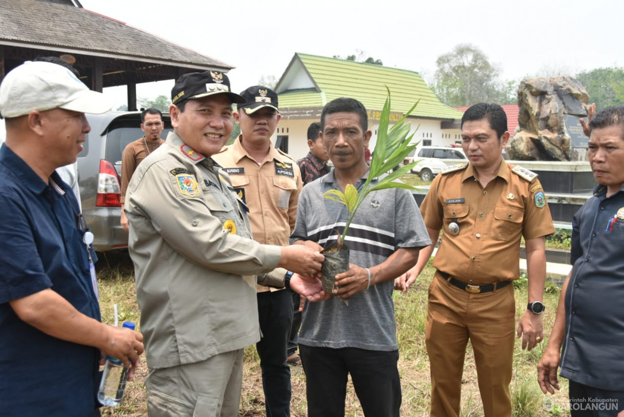 6 Oktober 2023 - Penjabat Bupati Sarolangun Melakukan Penanaman Bibit Pohon Pinang Betara Sebanyak 200 Batang Untuk Warga SAD di Desa Lubuk Jering Kecamatan Air Hitam