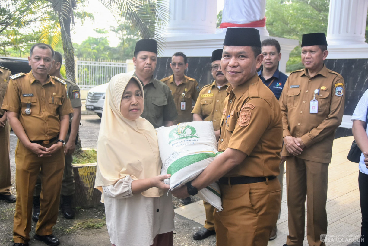 28 Juli 2025 - Launching Penyaluran Cadangan Beras Pemerintah Untuk Bantuan Pangan di Halaman Kantor Bupati Sarolangun
