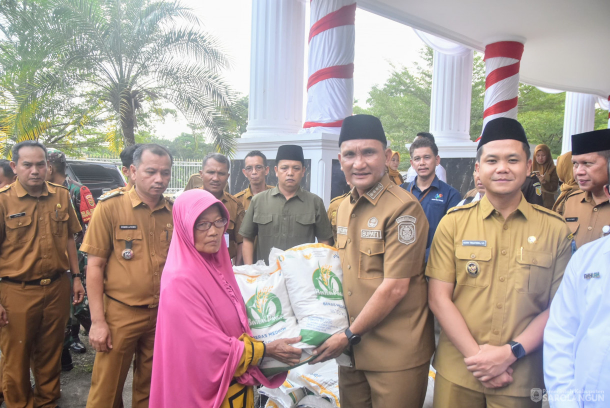 28 Juli 2025 - Launching Penyaluran Cadangan Beras Pemerintah Untuk Bantuan Pangan di Halaman Kantor Bupati Sarolangun