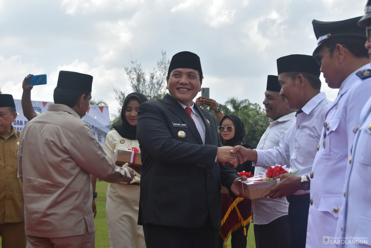 23 Juli 2024 - Pengukuhan Dan Penyerahan SK Perpanjangan Kepala Desa Dan BPD SeKabupaten Sarolangun Dan Launching Pembagian 10 Juta Bendera Merah Putih Dalam Rangka Hut Republik Indonesia Ke 79 Tahun 2024 Bertempat di Lapangan Gunung Kembang Sarolangun