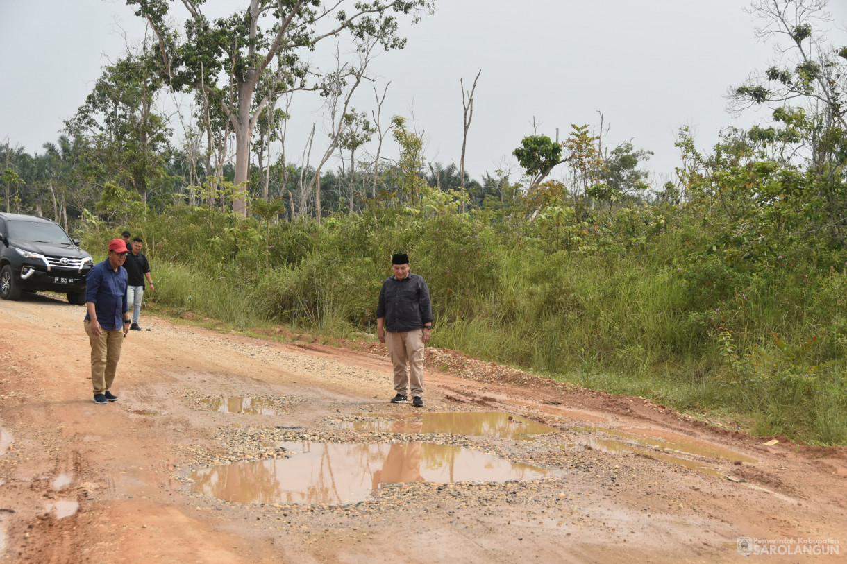 12 November 2023 - Penjabat Bupati Sarolangun Meninjau Saluran Irigasi DAM Batang Asai dan Mengecek Jalan Di Kecamatan Cermin Nan Gedang