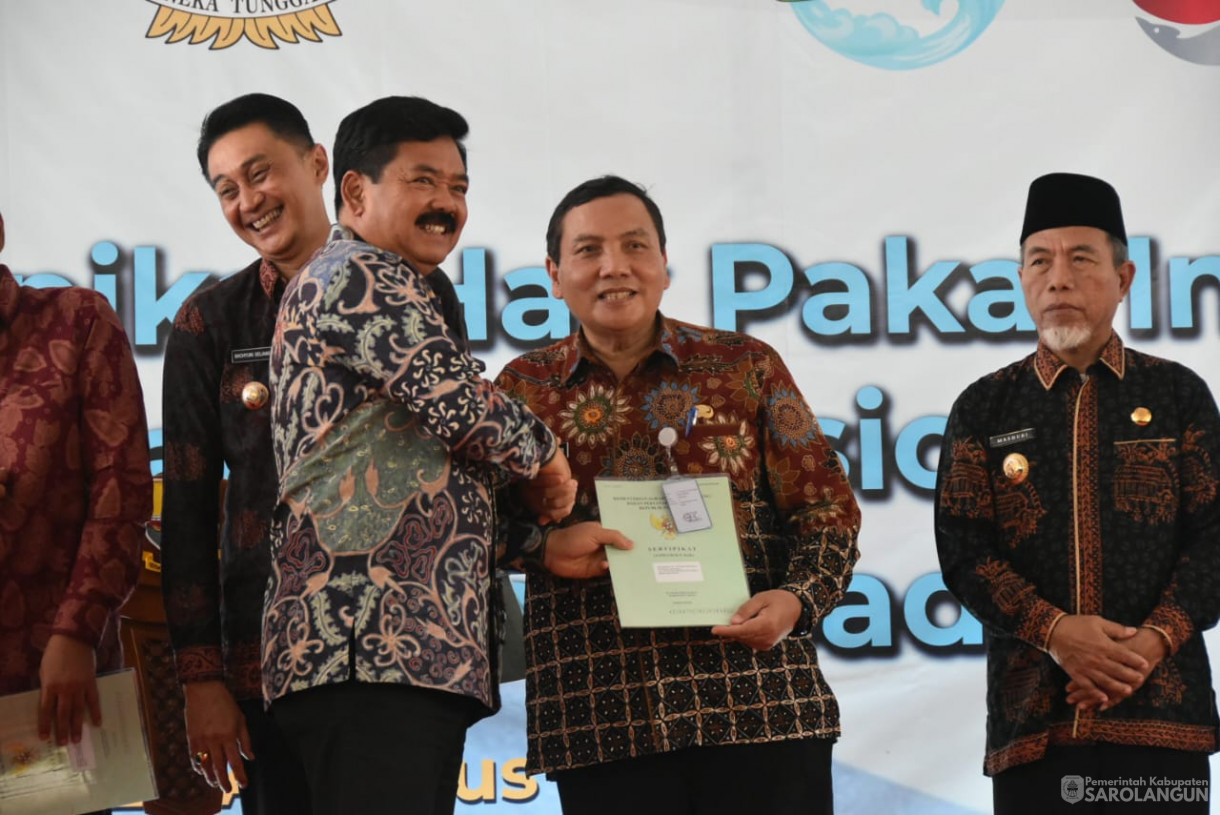 24 Agustus 2023 - Penjabat Bupati Sarolangun Dr. Ir. Bachril Bakri, M.App, Sc Menghadiri Acara Penyerahan Sertifikat Hak Pakai di Candi Muaro Jambi