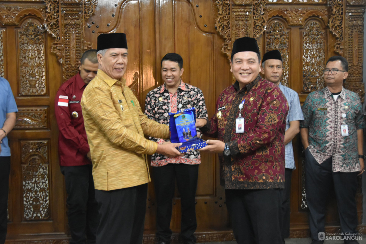 10 November 2023 - Penjabat Bupati Sarolangun Melakukan Penandatanganan Kesepakatan Bersama Antara Pemerintah Kabupaten Rejang Lebong Dengan Pemerintah Kabupaten Sarolangun Di Rumah Dinas Bupati Rejang Lebong