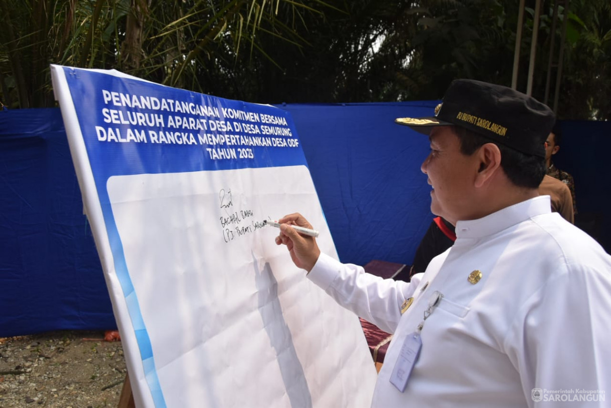 6 Oktober 2023 - Penjabat Bupati Sarolangun Menghadiri Acara Penandatanganan Komitmen Bersama Seluruh Aparat Desa Dalam Rangka Mempertahankan Desa ODF di Desa Semurung Air hitam