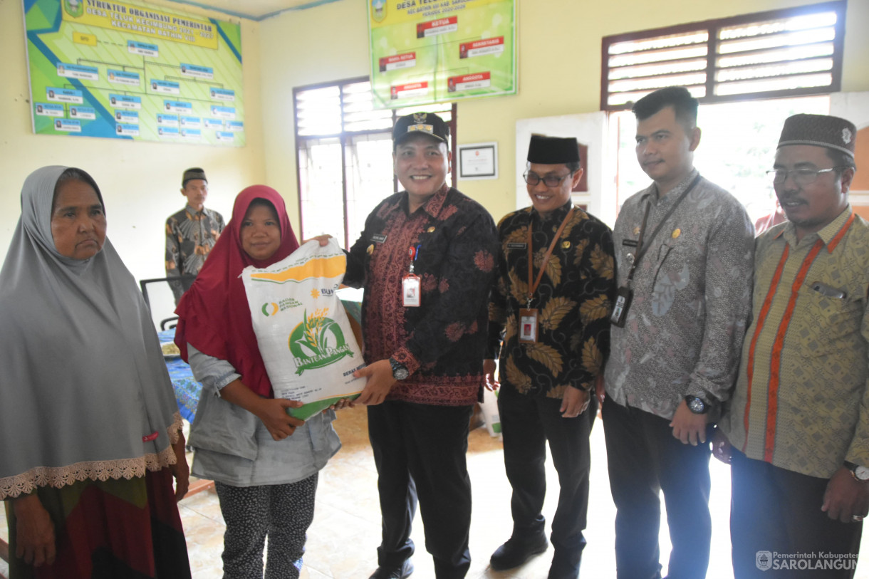 1 Februari 2024 - Penyerahan Bantuan Pasca Banjir Di Kantor Desa Teluk Kecimbung Kecamatan Bathin VIII