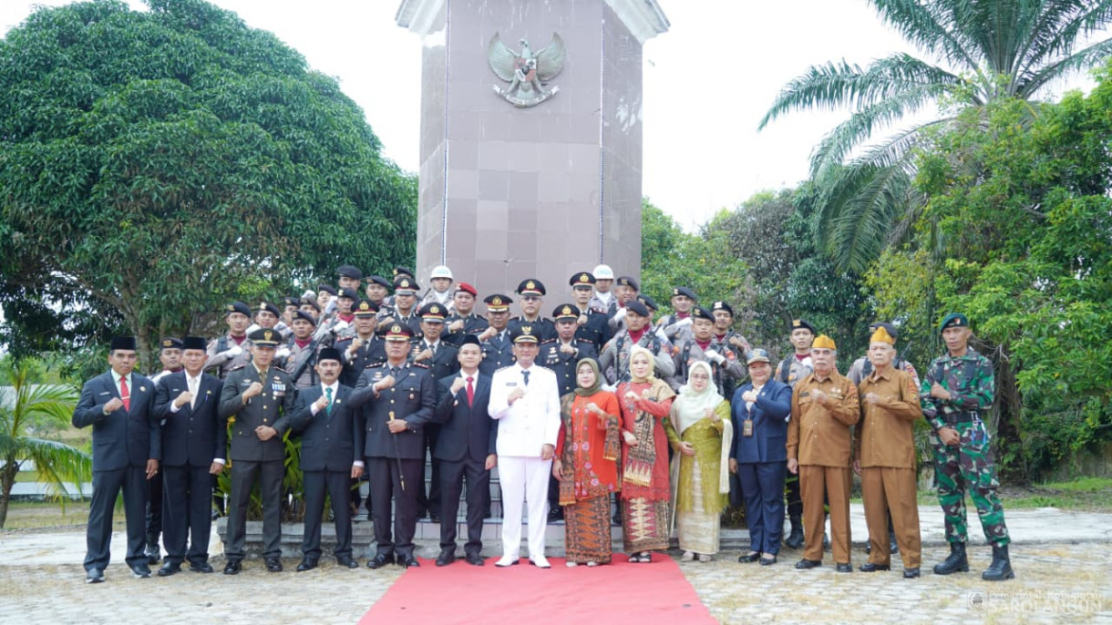 Upacara Peringatan Hari Sumpah Pemuda di Lapangan Gunung Kembang Sarolangun