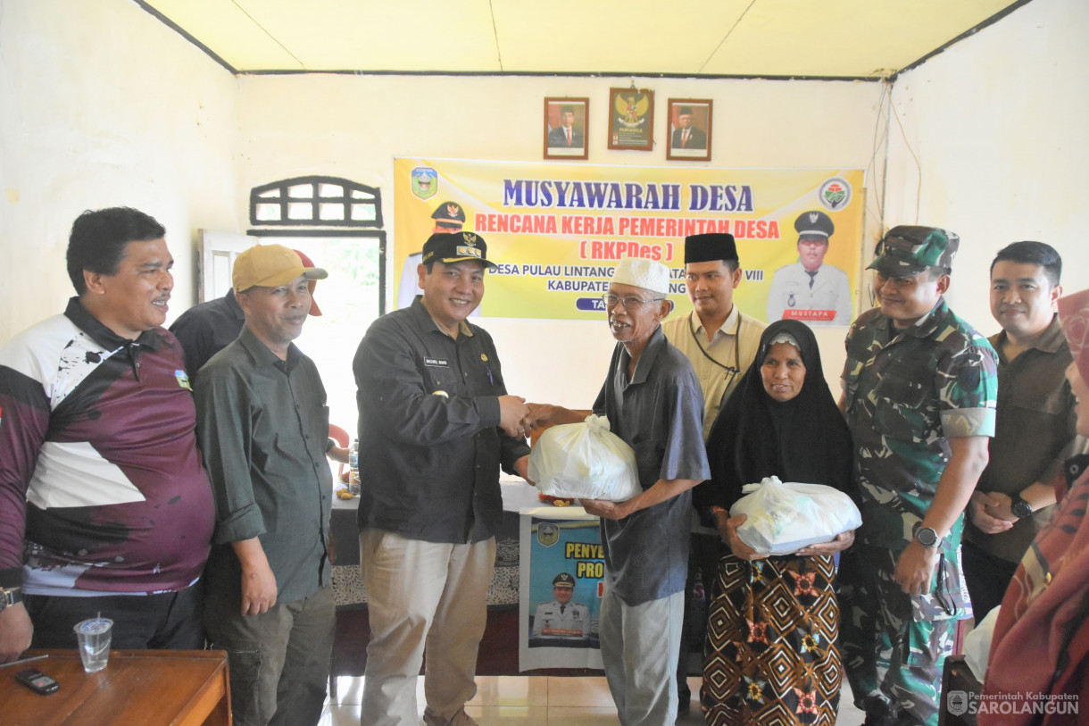 12 November 2023 - Penjabat Bupati Sarolangun Melakukan Penyerahan Bantuan Sembako Dalam Rangka Penanganan Kemiskinan Ekstrim di Kantor Desa Teluk Mancur Dan Kantor Desa Pulau Lintang Kecamatan Bathin VIII