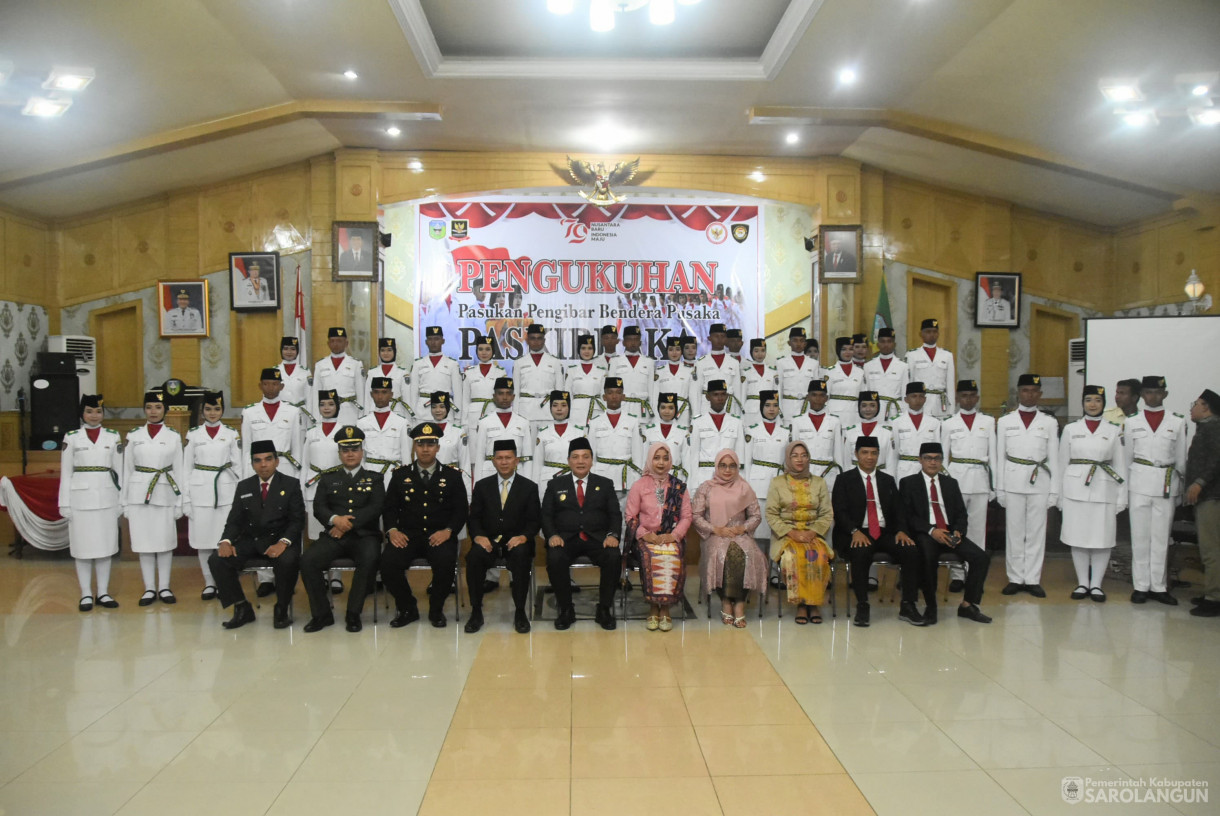 15 Agustus 2024 -&nbsp;Pengukuhan Pasukan Pengibar Bendera Pusaka, Bertempat di Aula Utama Kantor Bupati Sarolangun