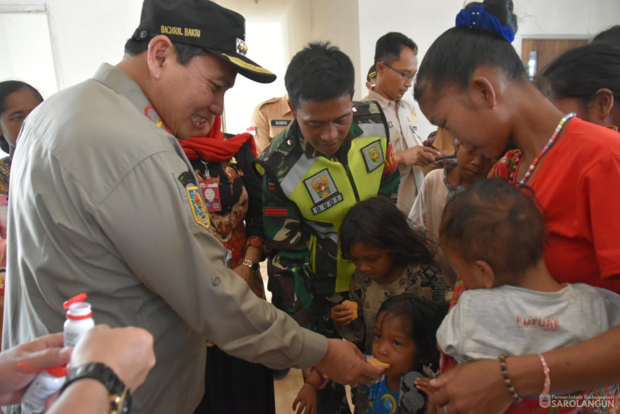 6 Oktober 2023 - Penjabat Bupati Sarolangun Melakukan Peninjauan Kegiatan Pengobatan, Posyandu, Dan Pemberian PMT di Kampung Madani SAD Desa Lubuk Jering Kecamatan Air Hitam