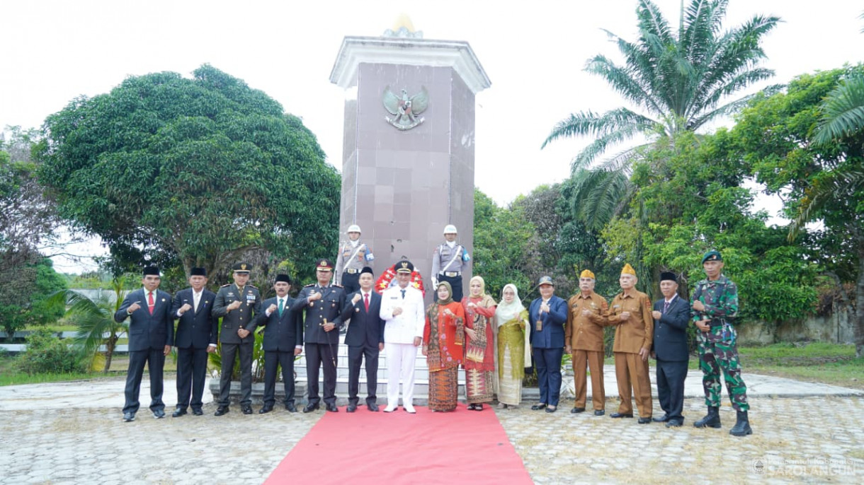 Upacara Peringatan Hari Sumpah Pemuda di Lapangan Gunung Kembang Sarolangun