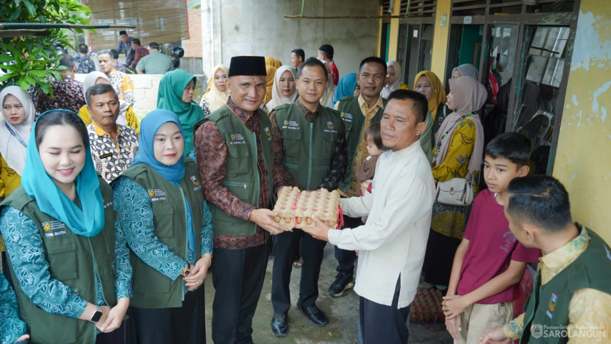 Mengunjungi Rumah Warga Resiko Stunting Sekaligus Memberikan Air Susu dan Menyuap Telur Rebus Kepada Warga yang Beresiko Stunting, Memberikan Bantuan Genting Berbakti Maju
