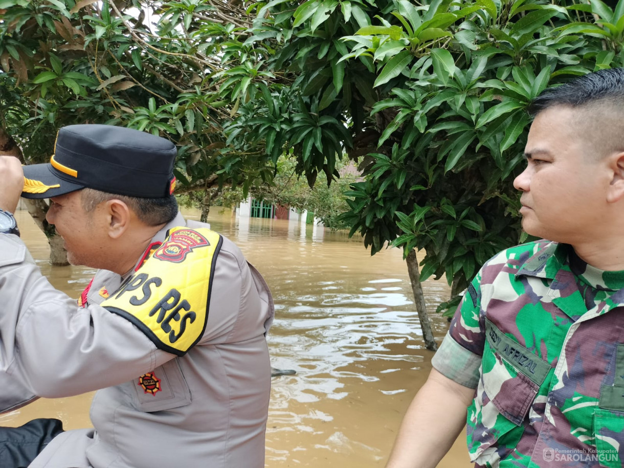 12 Januari 2024 - Meninjau Lokasi Terdampak Banjir Di Desa Teluk Kecimbung Dan Memberikan Bantuan Di Kecamatan Bathin VIII