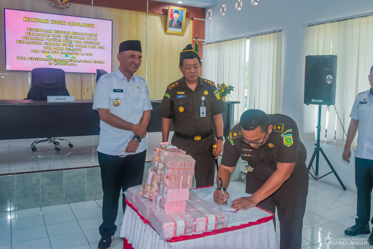 26 Maret 2025 - Penandatanganan Nota Kesepakatan dan Perjanjian Kerjasama Kepala Kejaksaan Negeri Sarolangun Dengan Bupati Sarolangun Dalam Rangka Sinergitas Pelaksanaan Tugas Dan Fungsi Pengawalan, Pengawasan dan Pemanfaatan Dana Desa di Aula Kejaksaa