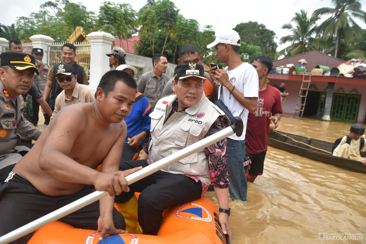 12 Januari 2024 - Meninjau Lokasi Terdampak Banjir Di Desa Teluk Kecimbung Dan Memberikan Bantuan Di Kecamatan Bathin VIII