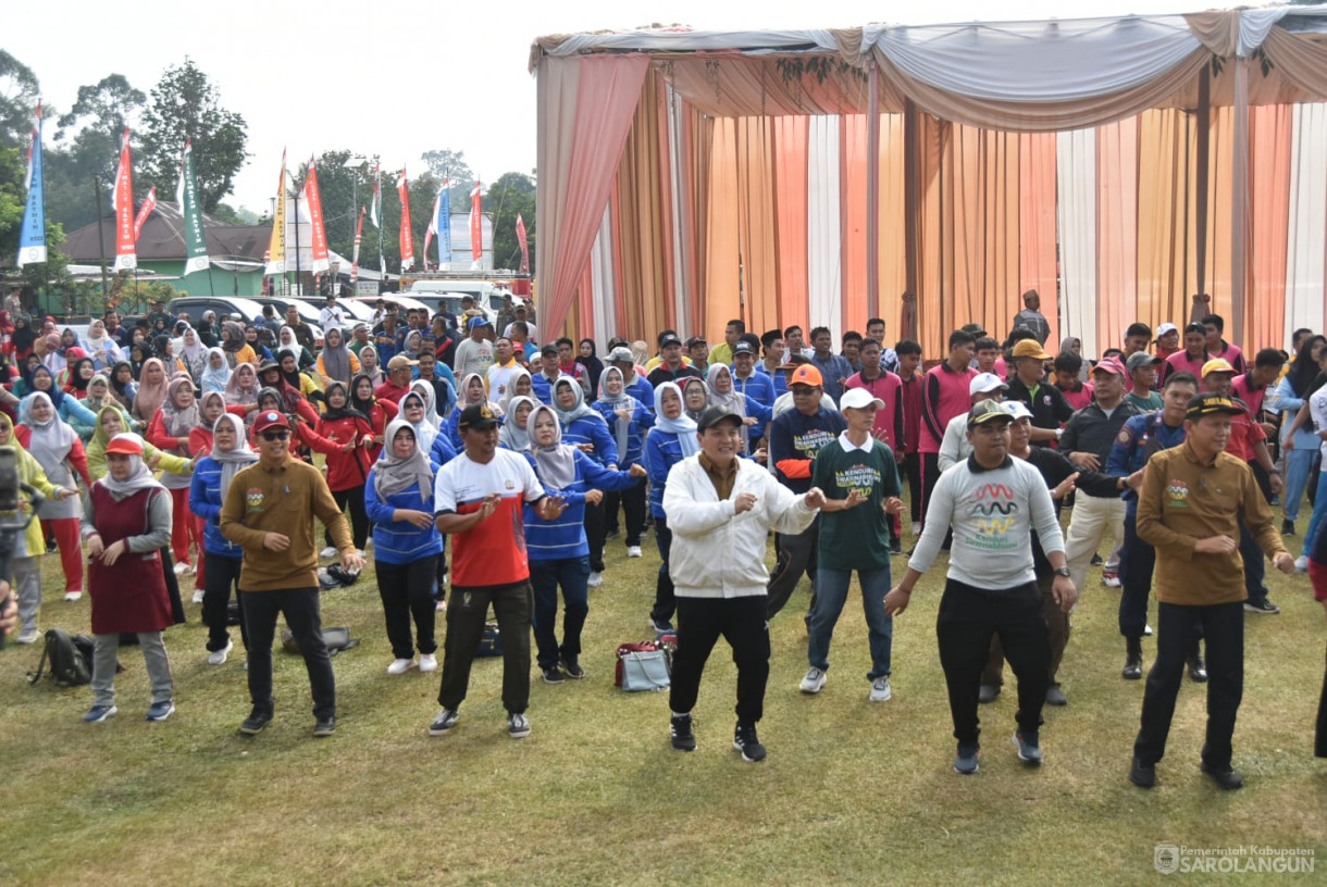 27 September 2023 - Penjabat Bupati Sarolangun Menghadiri Acara Senam Bersama Dalam Rangka Swarnabhumi Festival Junjung Pusako di Lapangan Desa Tanjung Gagak Kecamatan Bathin VIII