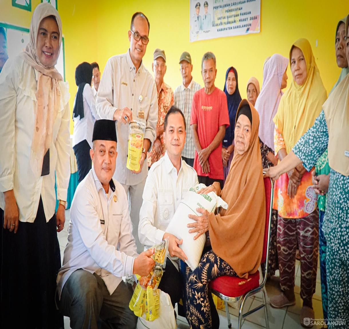 3 Juni 2026 Wakil Bupati Sarolangun Melakukan Penyerahan Secara Simbolis Bantuan Pangan dari Bapanas melalui Bulog periode Februari dan Maret 2026 untuk Kabupaten Sarolangun bertempat di Kantor Camat Batin VIII