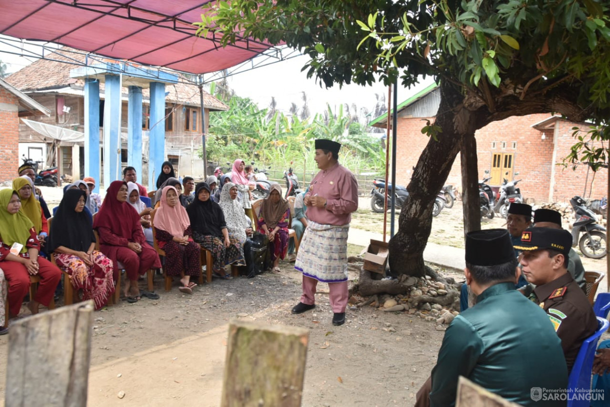 9 Oktober 2023 - Penjabat Bupati Sarolangun Menyerahkan Bantuan Pangan Dan Pakaian Kepada Korban Kebakaran di Desa Tendah Kecamatan Cermin Nan Gedang