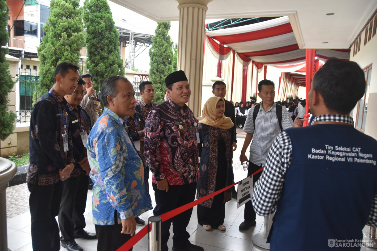 26 November 2023 - Meninjau Sekaligus Memberikan Arahan
Kepada Peserta Tes Pegawai Pemerintah Dengan Perjanjian Kerja Di Gedung Karunia
Global School Jambi