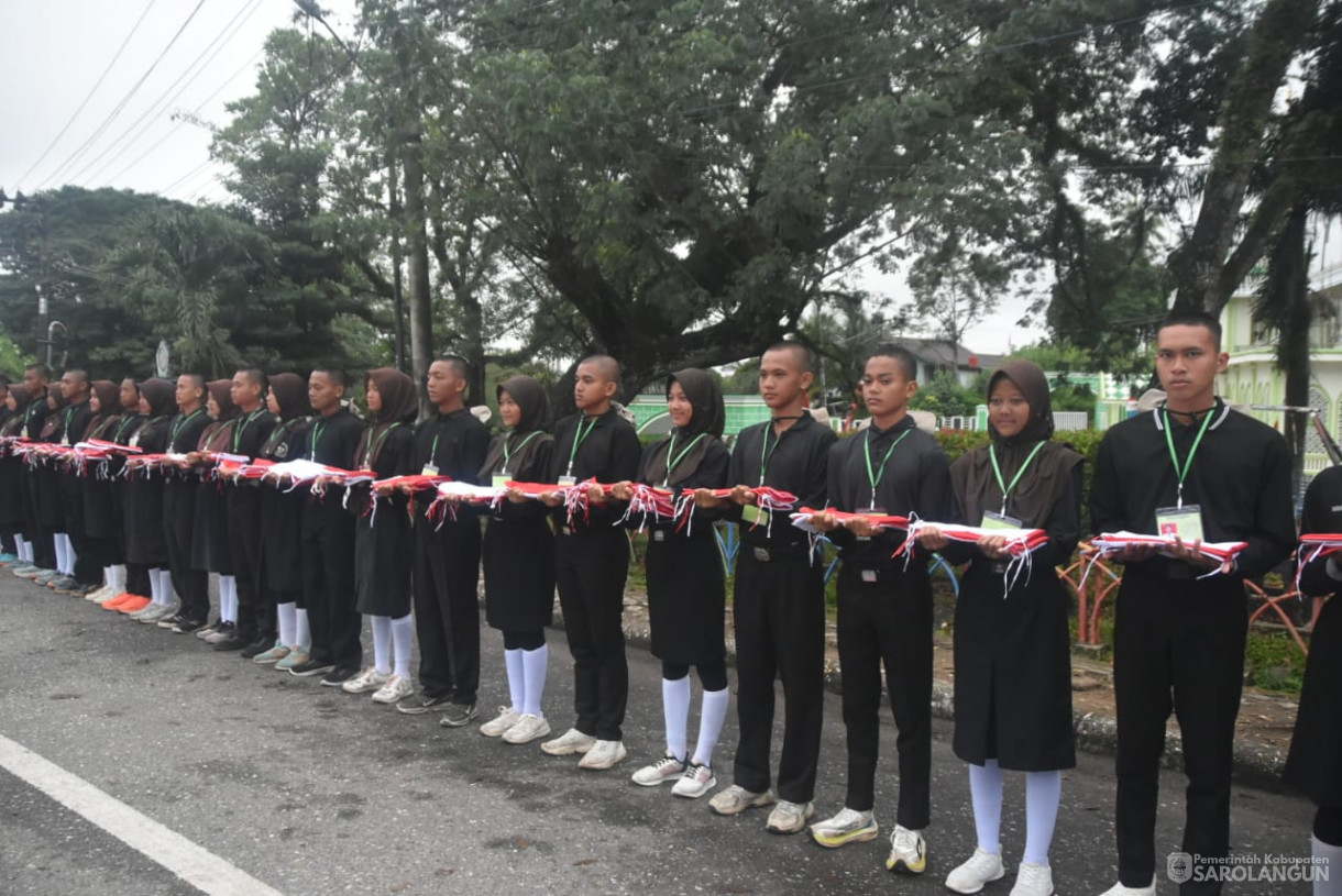 13 Agustus 2025 - Pembagian Bendera Merah Putih Kepada Masyarakat Dalam Rangka HUT RI Ke 80 di Depan Bank Jambi