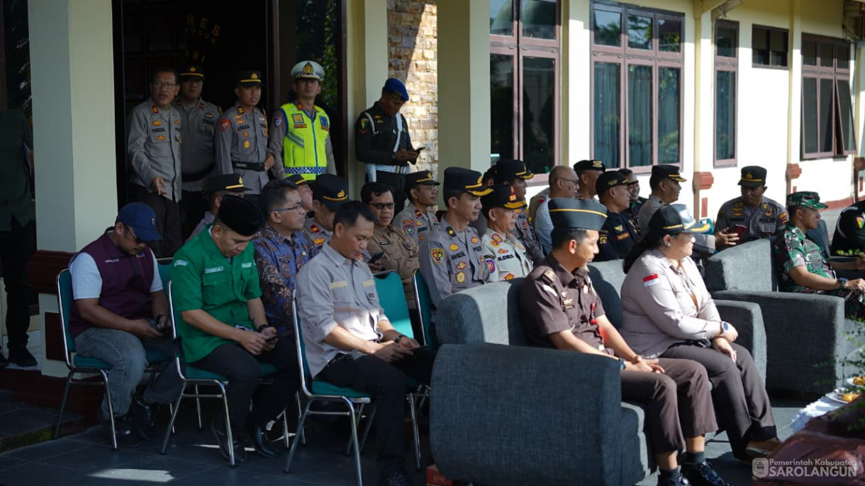 Apel Gelar Pasukan Dalam Rangka Operasi Lilin Tahun 2025 Sekaligus Memberikan Penghargaan dari Bapak Bupati Kepada 4 Pejabat Polres Sarolangun