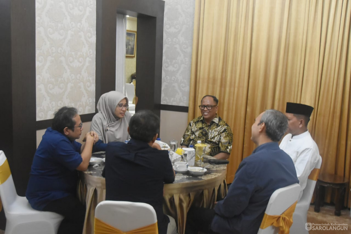12 Desember 2024 - Silaturahmi Dan Makan Bersama Direktur BPJS Kesehatan di Rumah Dinas Bupati Sarolangun