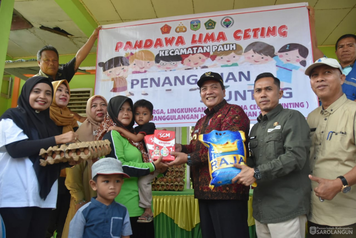 15 September 2023 - Penjabat Bupati Sarolangun Memberikan Bantuan Penanganan Stunting di Kantor Camat Pauh