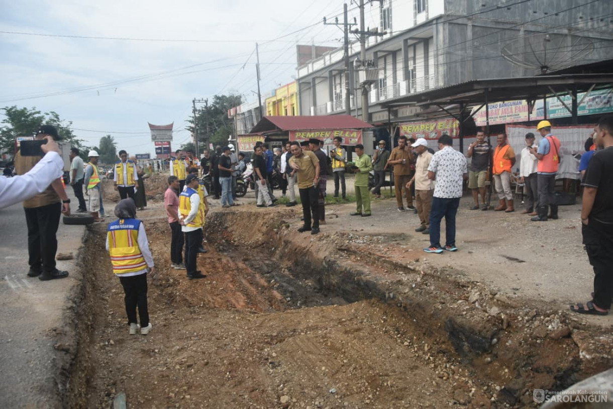 7 Oktober 2025&nbsp; Meninjau Pembangunan Jalan di Kecamatan Singkut