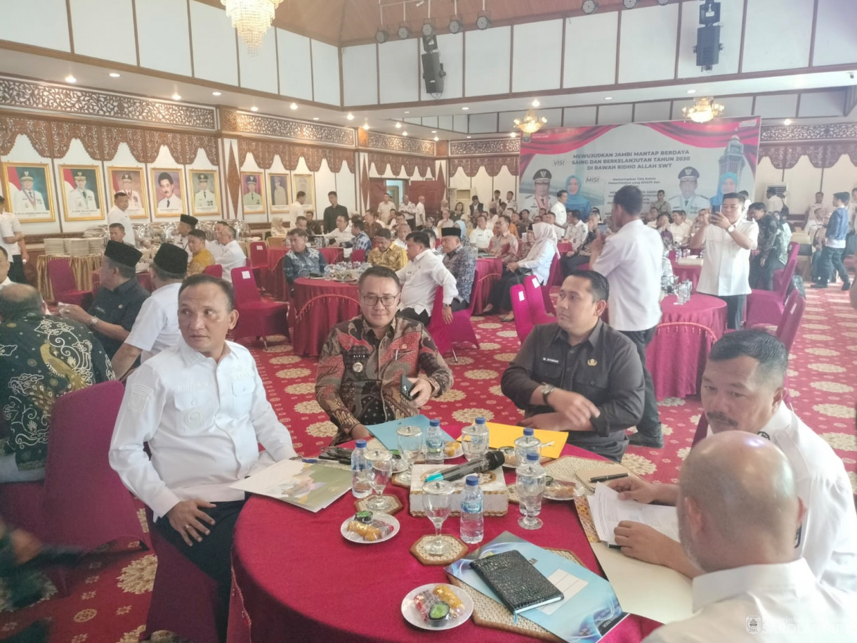 26 November 2025 Rapat Koordinasi dan Evaluasi Hasil Survei Penilaian Integritas&nbsp; Tahun 2024 di Auditorium Rumah Dinas Gubernur Jambi