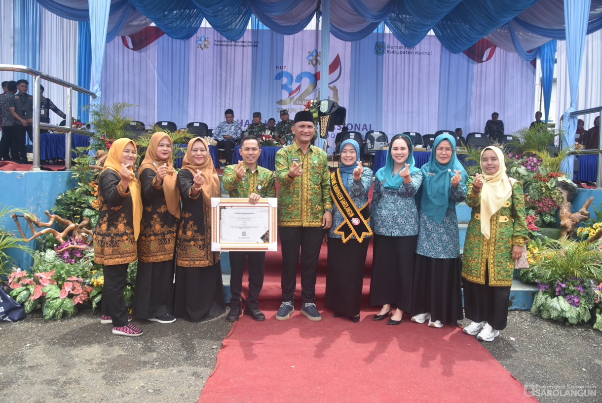 31 Juli 2025 - Peringatan Puncak Hari Keluarga Nasional Ke 32 Tingkat Provinsi Jambi Sekaligus Pengukuhan AyahBunda Genre Provinsi dan Kabupaten Kota di Halaman Kantor Bupati Kerinci