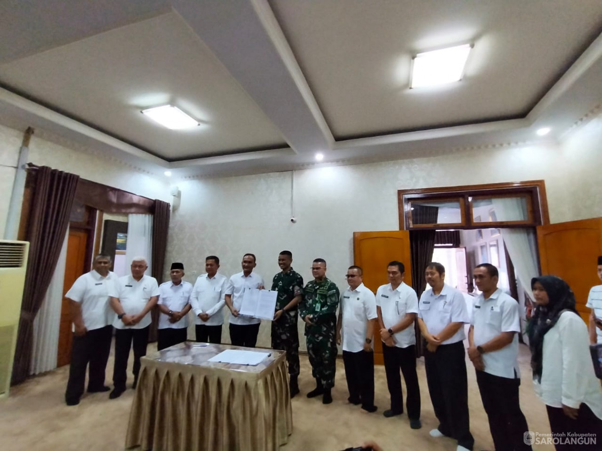 18 Juni 2025 -&nbsp;Penandatanganan MOU Pemerintah Daerah Karyabhakti Batang Asai antara Bupati dengan Dandim