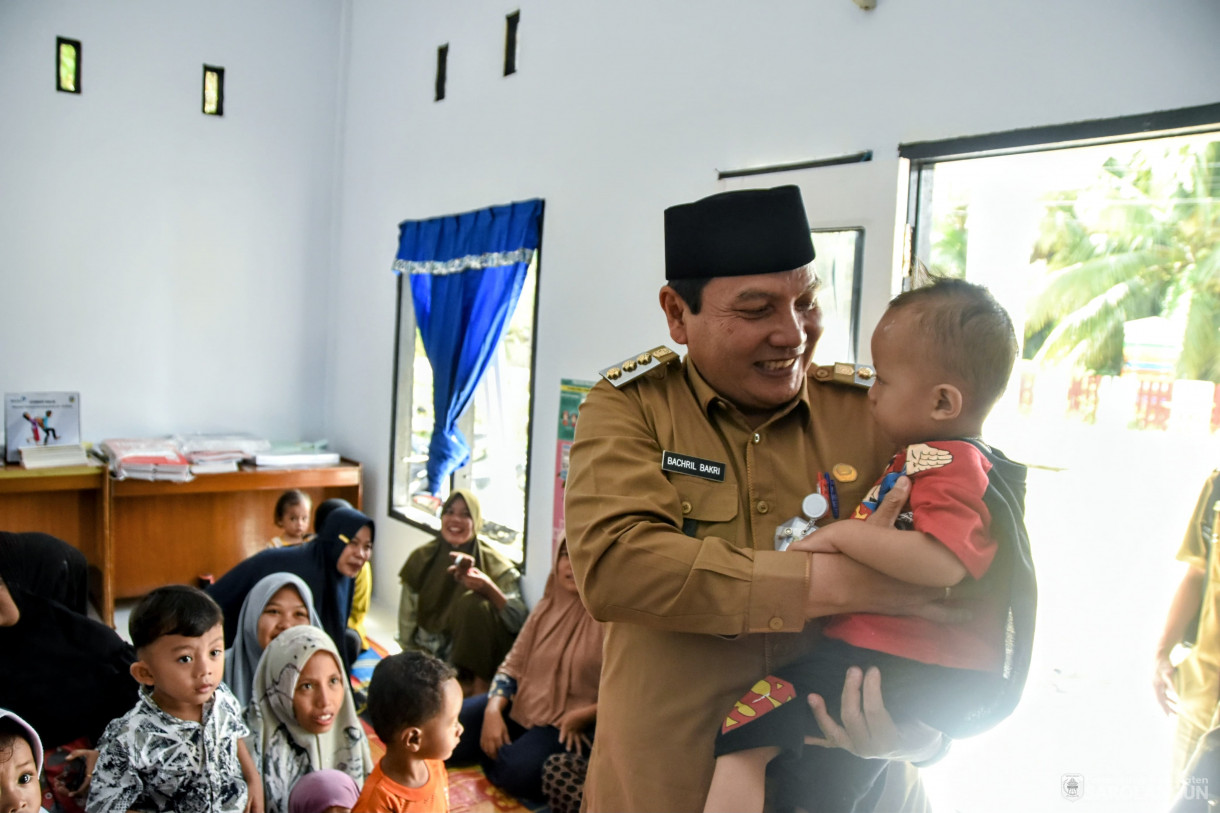 28 November 2023 - Meninjau Dan Memberikan Makan Pada Anak Beresiko Stunting Di Rumah Cegah Stunting Desa Bernai