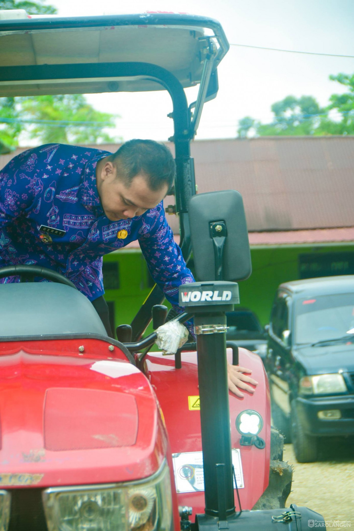 23 April 2026 Penyerahan bantuan alat dan mesin pertanian tractor di Dinas TPHP Sarolangun