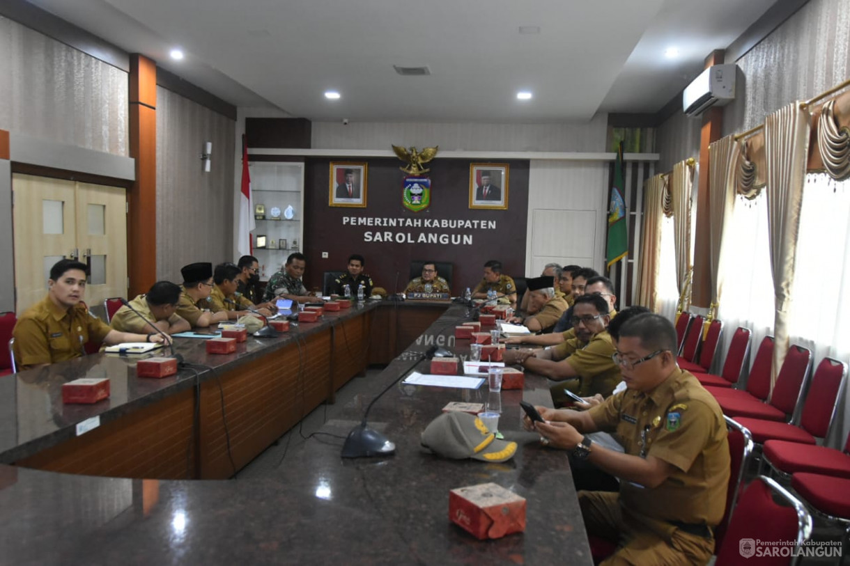 23 Oktober 2023 - Penjabat Bupati Sarolangun Menghadiri Zoom Meeting Rapat TPID Di Ruang Pola Kantor Bupati Sarolangun