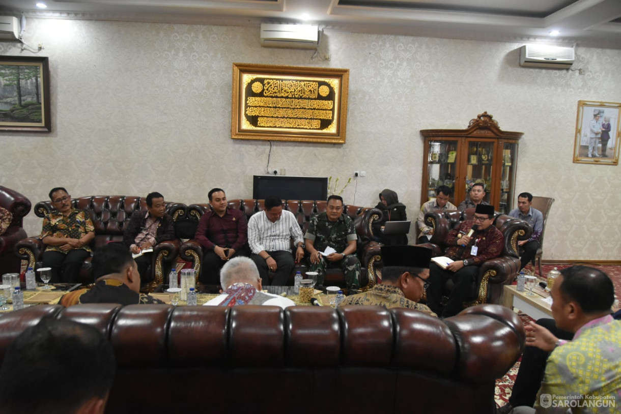 2 November 2023 -&nbsp; Penjabat Bupati Sarolangun Berdiskusi Membahas Tentang Perkelahian Siswa SMAN 4 Mandiangin Di Rumah Dinas Bupati Sarolangun