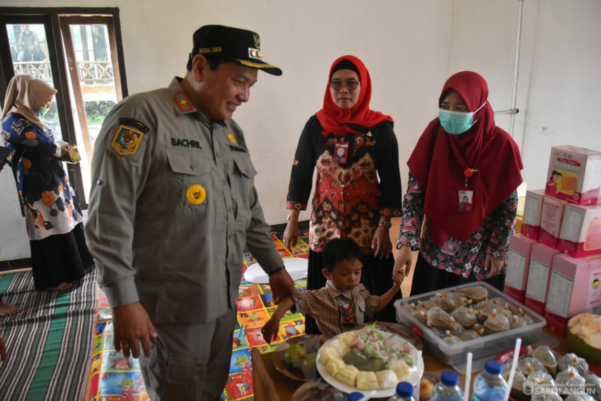 6 Oktober 2023 - Penjabat Bupati Sarolangun Melakukan Peninjauan Kegiatan Pengobatan, Posyandu, Dan Pemberian PMT di Kampung Madani SAD Desa Lubuk Jering Kecamatan Air Hitam